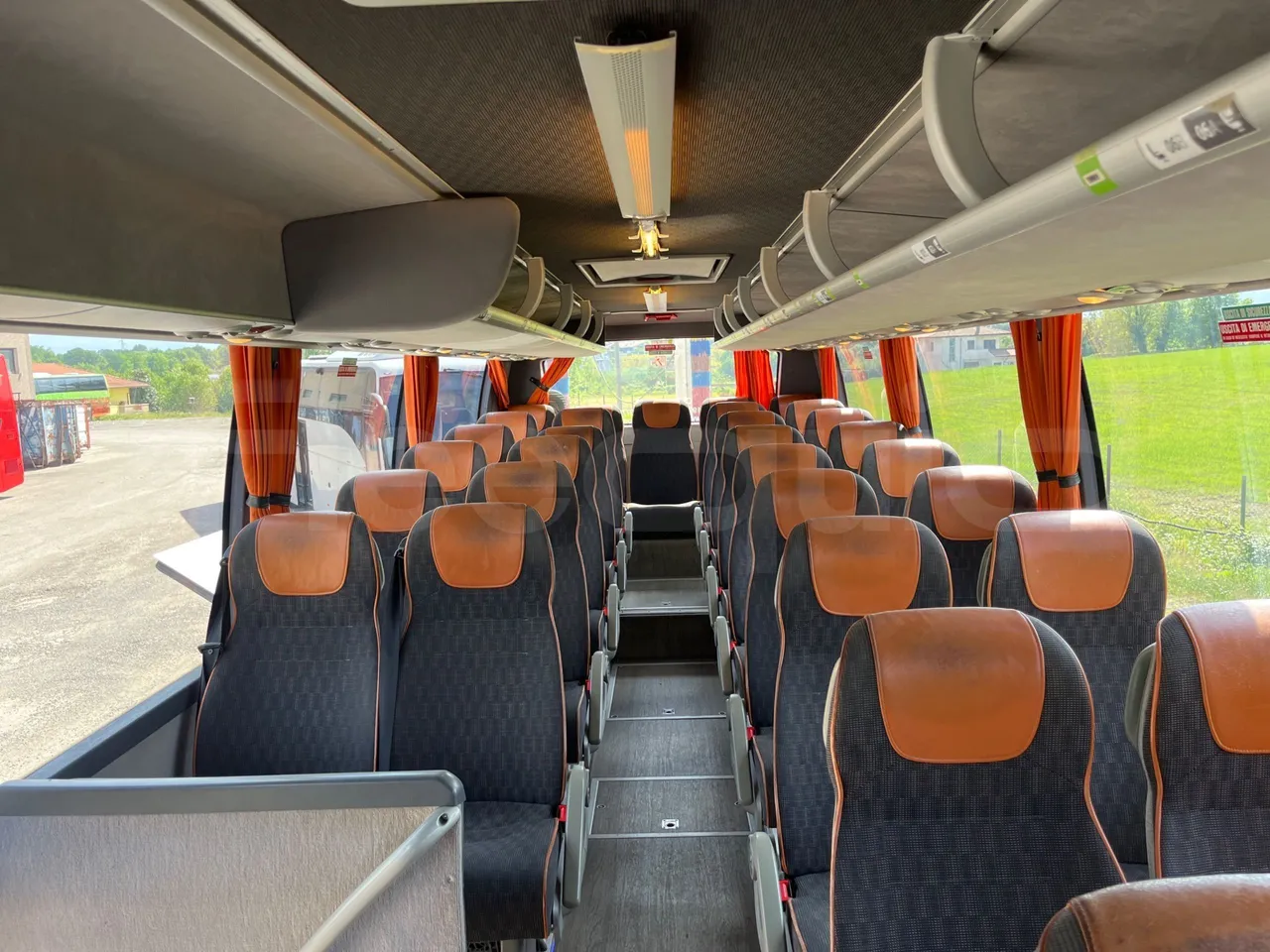 Volvo 9700 B4SC  - Euro6 - 323kW - 12.300mt - reverse view middle aisle