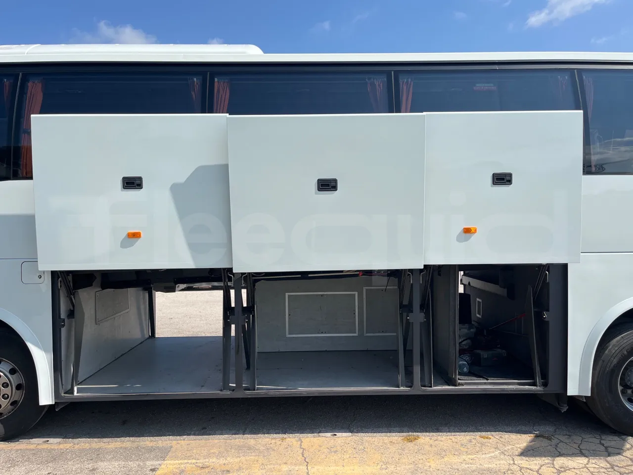 Volvo 9700 B4SC  - Euro6 - 323kW - 12.300mt - luggage rack photo