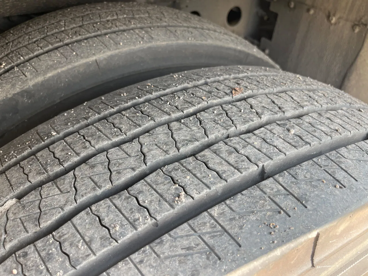 Volvo 9700 B4SC  - Euro6 - 323kW - 12.300mt - tread condition front tires left