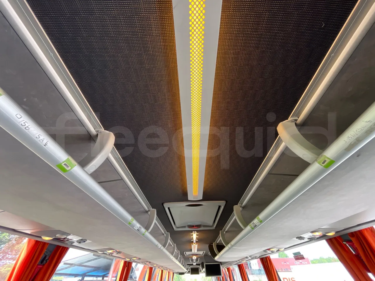 Volvo 9700 B4SC  - Euro6 - 323kW - 12.300mt - overhead compartments photo