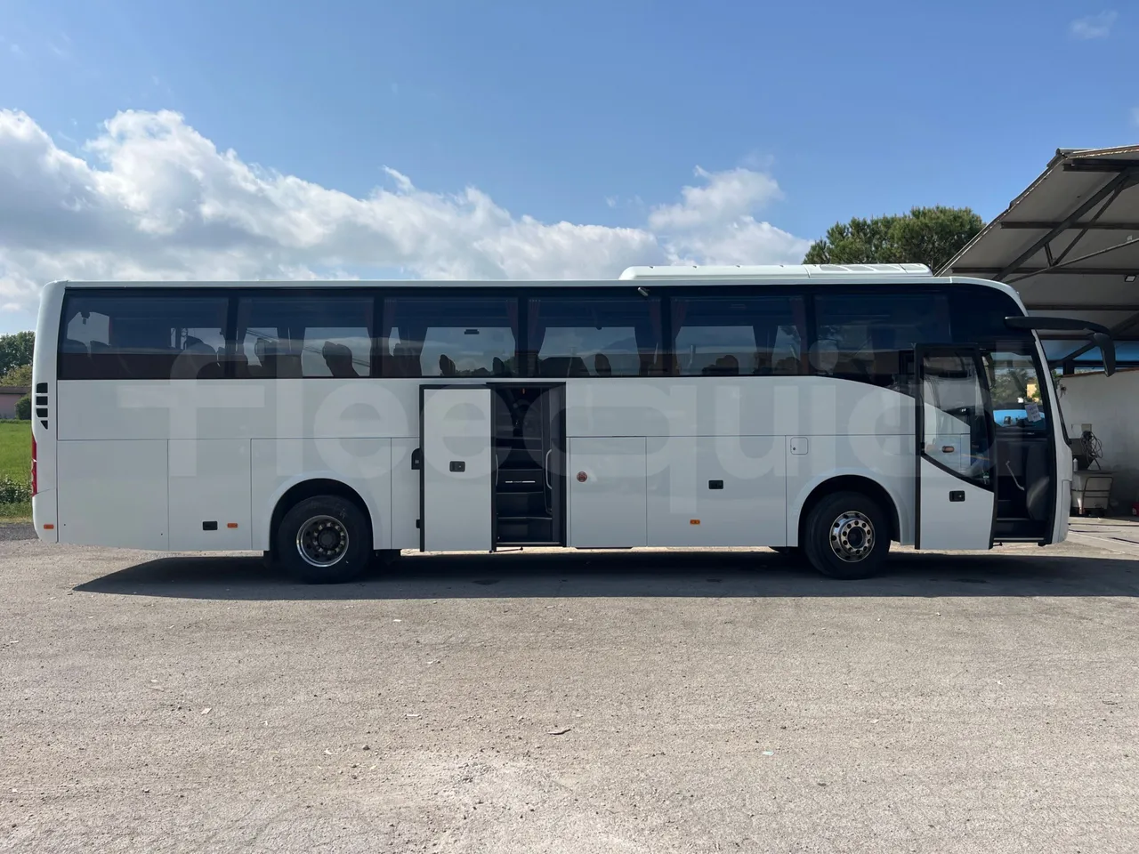 Volvo 9700 B4SC  - Euro6 - 323kW - 12.300mt - right side doors open