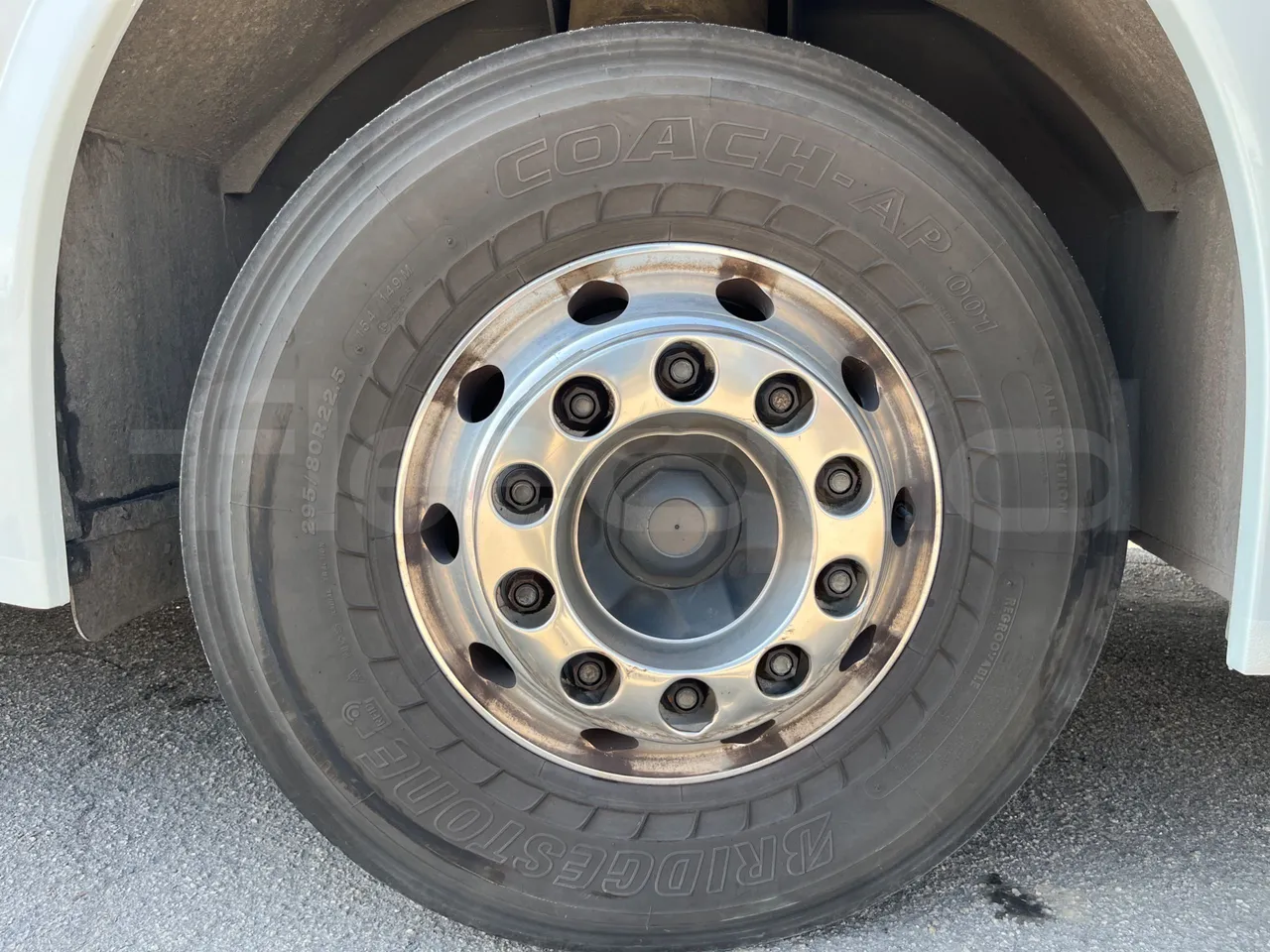 Volvo 9700 B4SC  - Euro6 - 323kW - 12.300mt - front left tire measurements