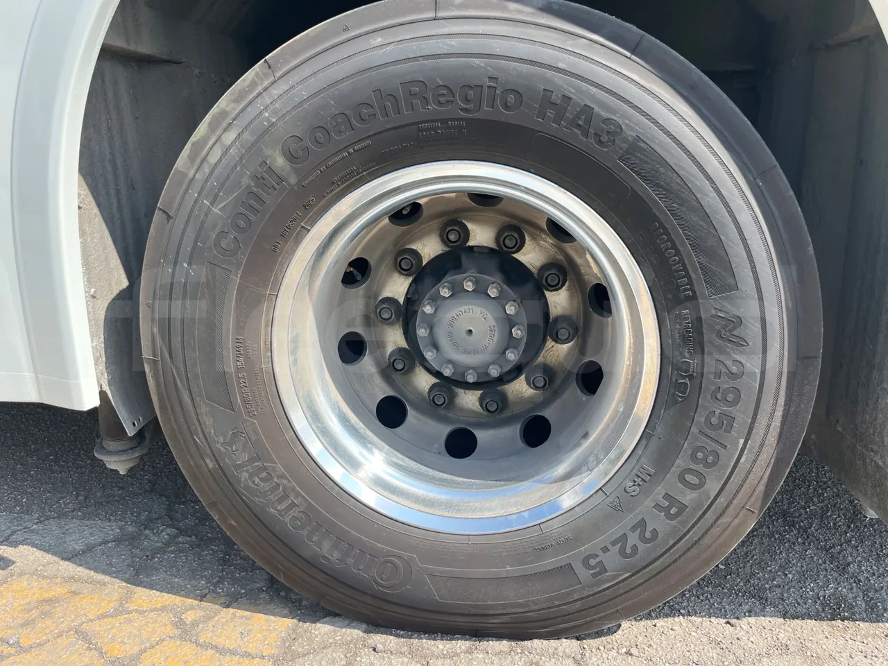 Volvo 9700 B4SC  - Euro6 - 323kW - 12.300mt - rear left tire photo