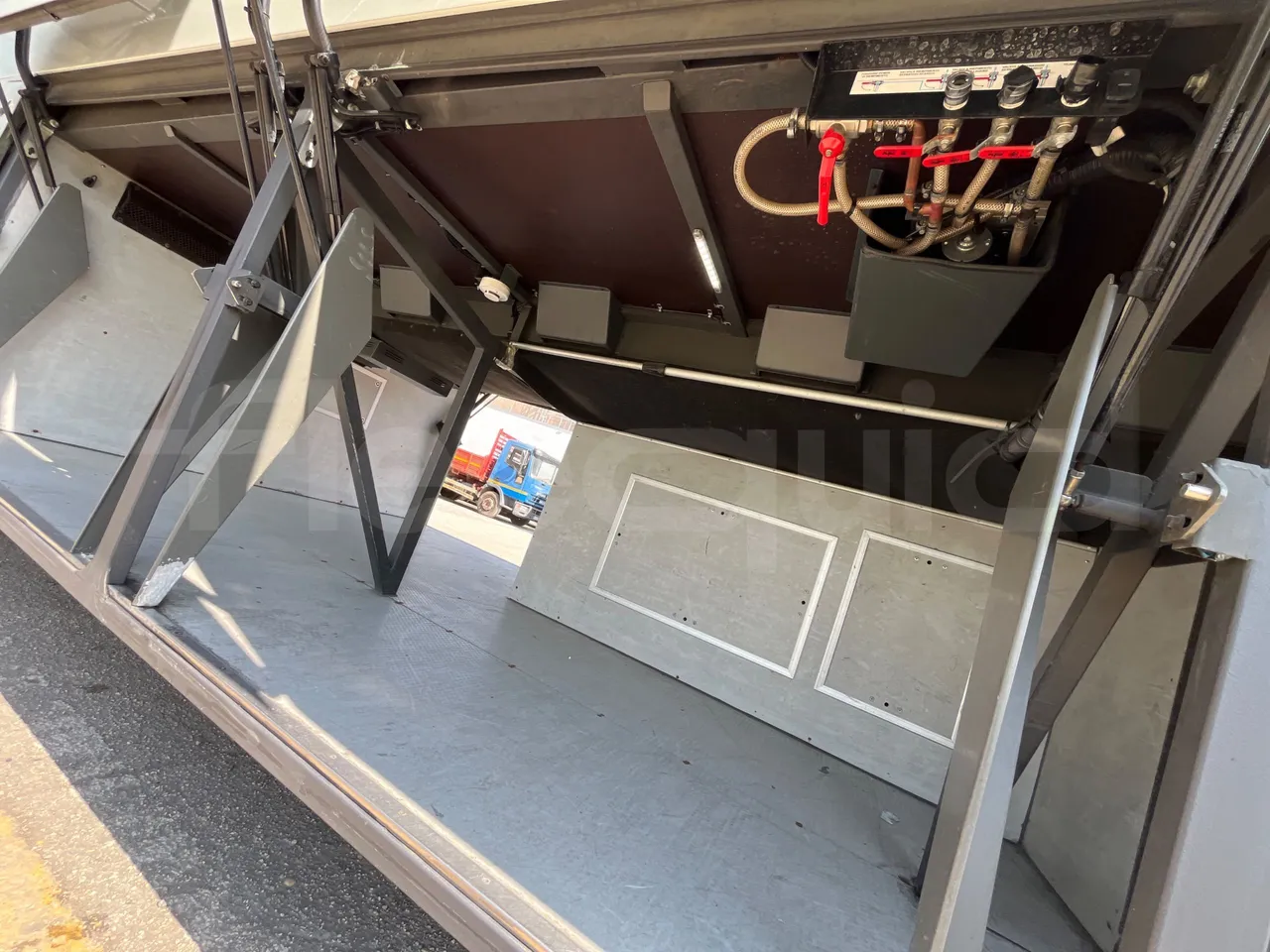 Volvo 9700 B4SC  - Euro6 - 323kW - 12.300mt - under carpet photo