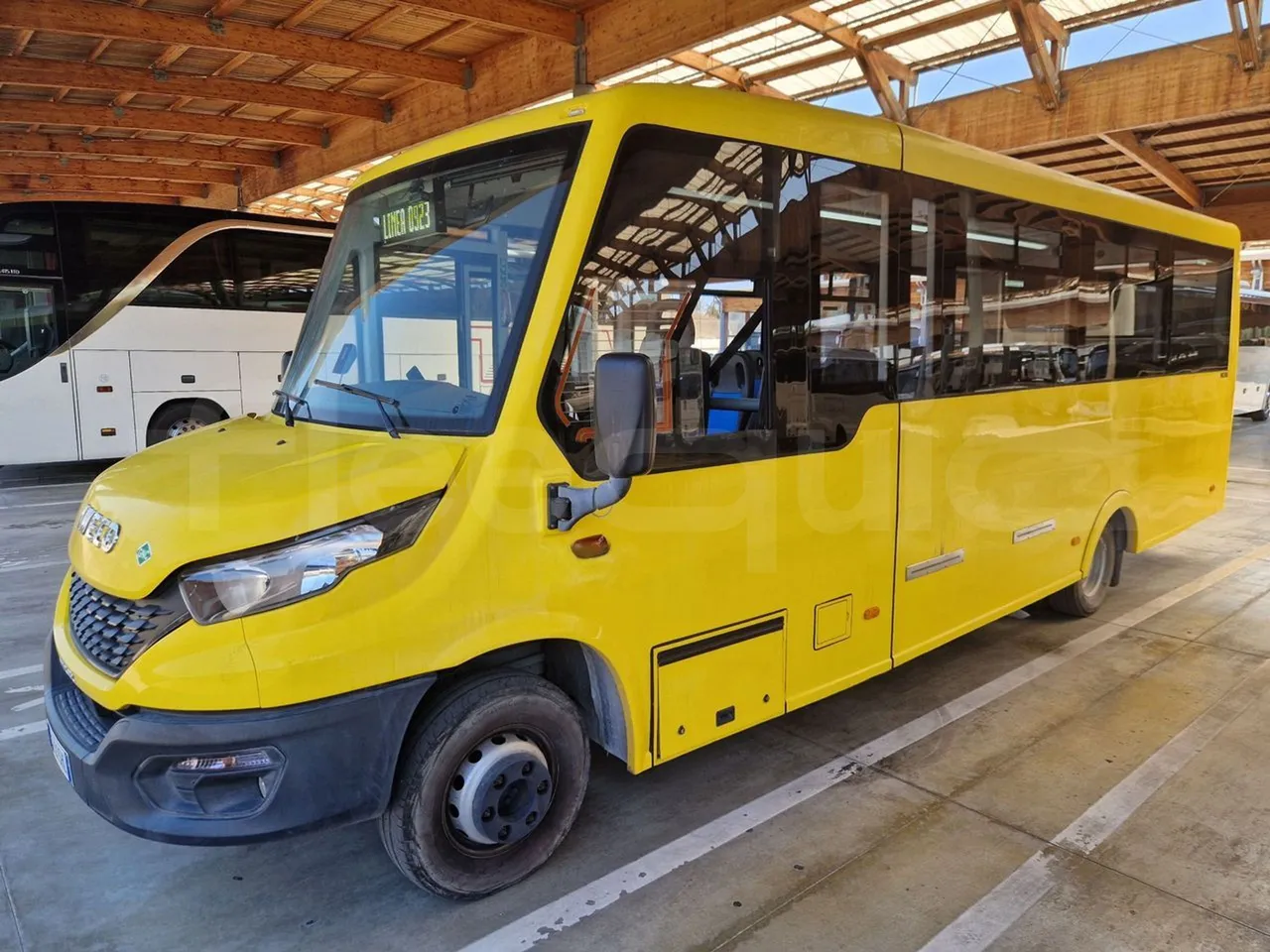 Iveco Indcar WGIVMY11 MOBI SCUOLABUS - EUR6 - 100Kw - 8,592m - 3/4 front left (mandatory for bus to scrap)
