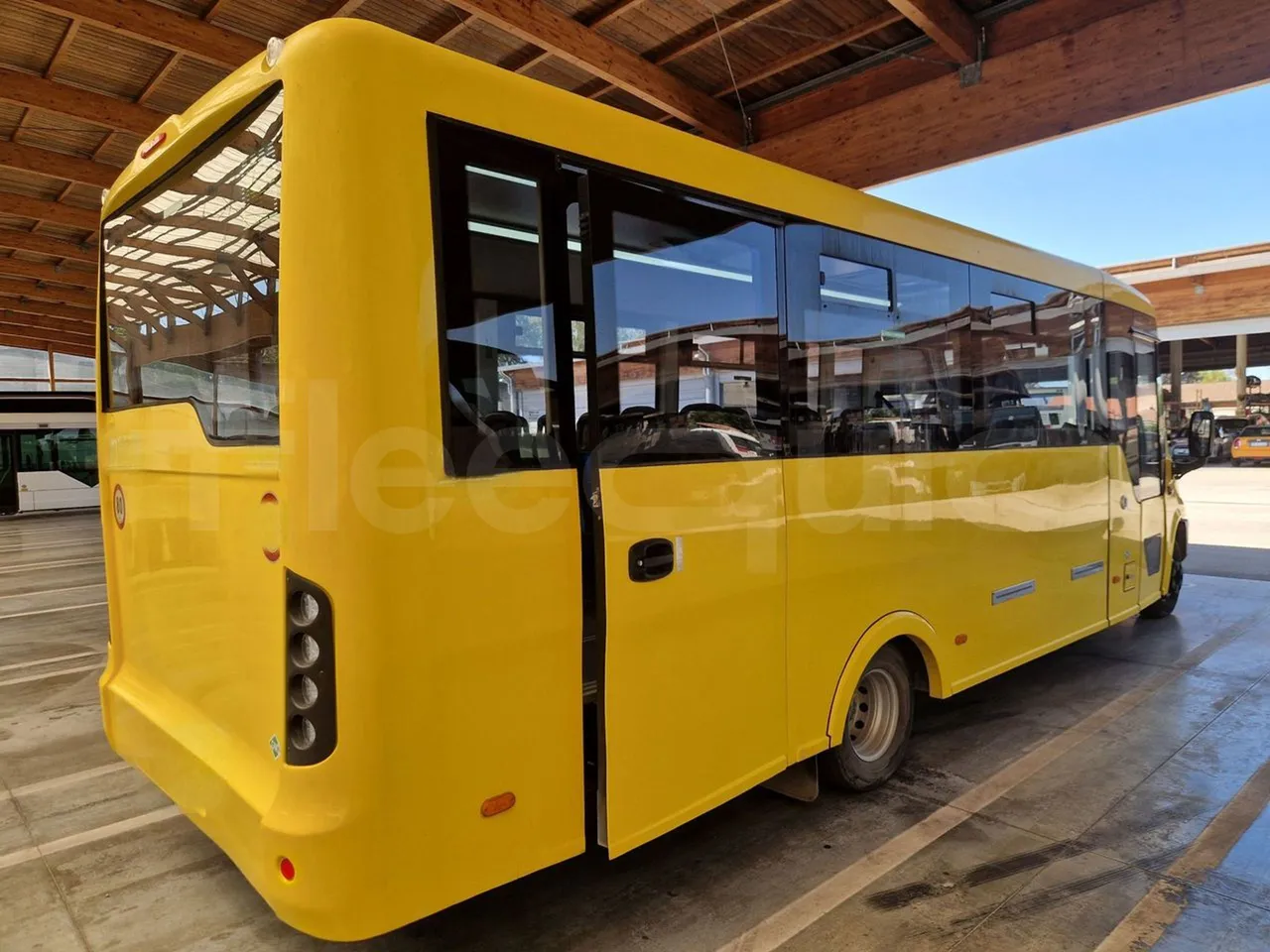 Iveco Indcar WGIVMY11 MOBI SCUOLABUS - EUR6 - 100Kw - 8,592m - 3/4 right rear doors closed