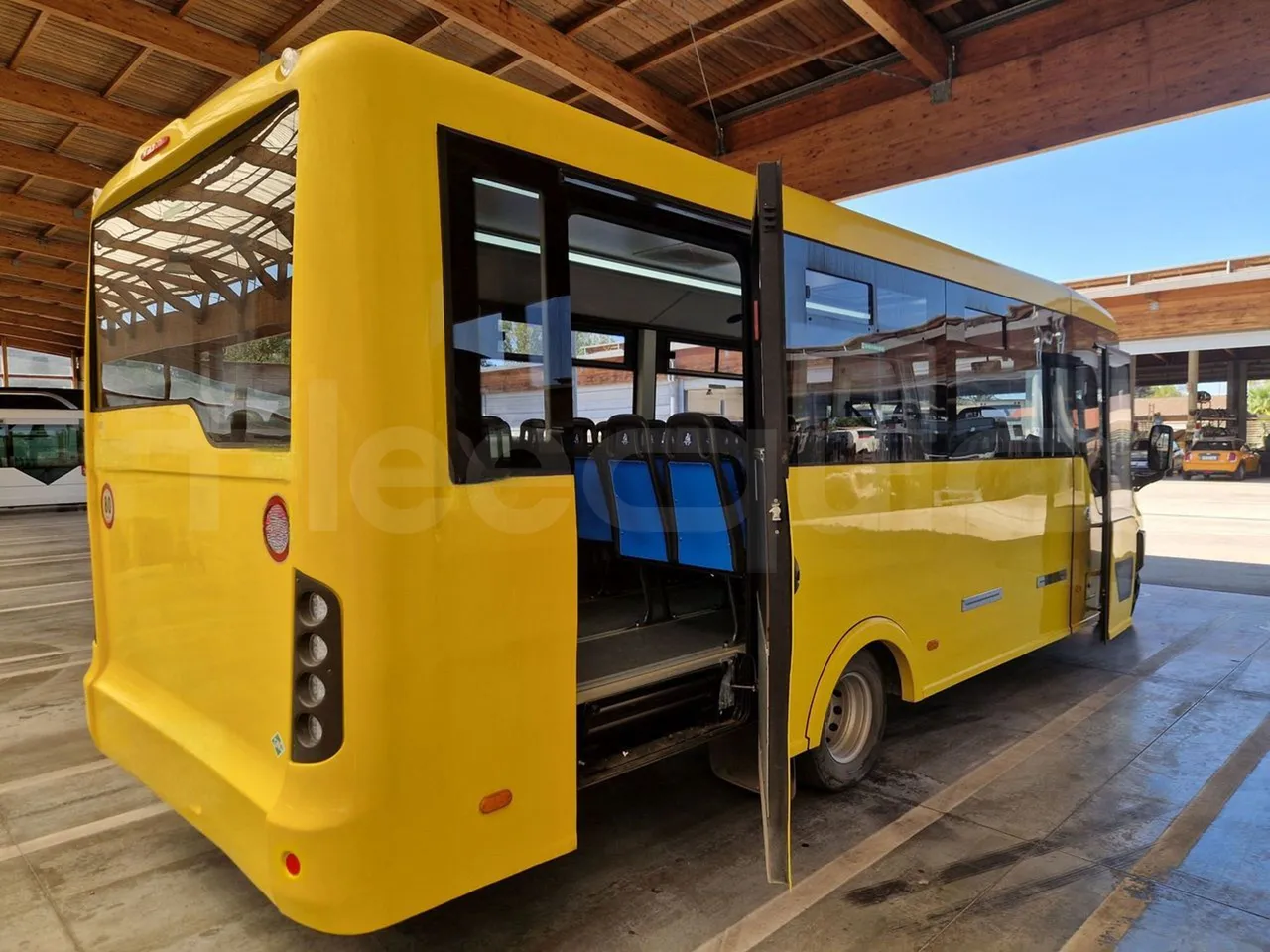 Iveco Indcar WGIVMY11 MOBI SCUOLABUS - EUR6 - 100Kw - 8,592m - 3/4 right rear doors open