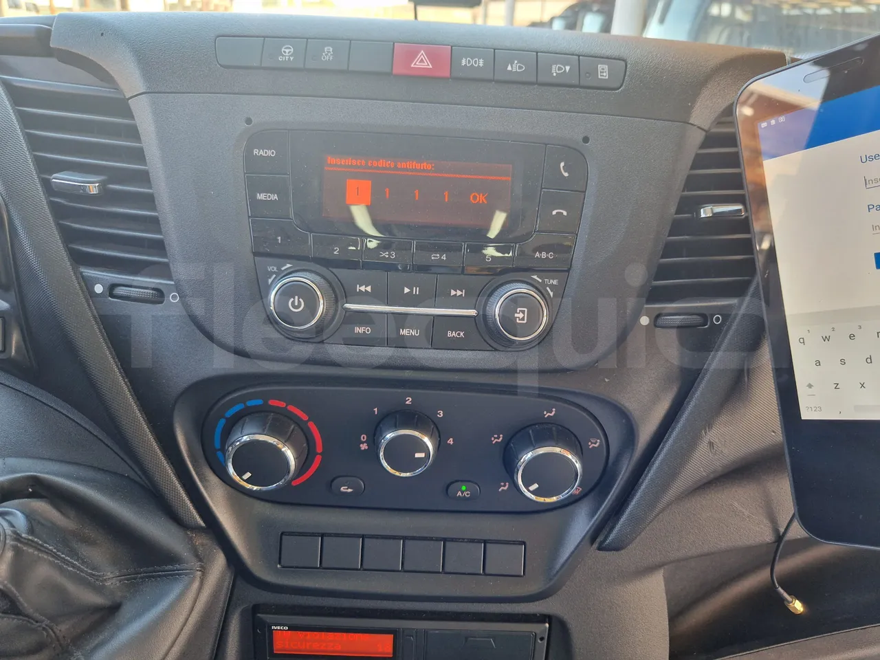 Iveco Indcar WGIVMY11 MOBI SCUOLABUS - EUR6 - 100Kw - 8,592m - radio accessories photo