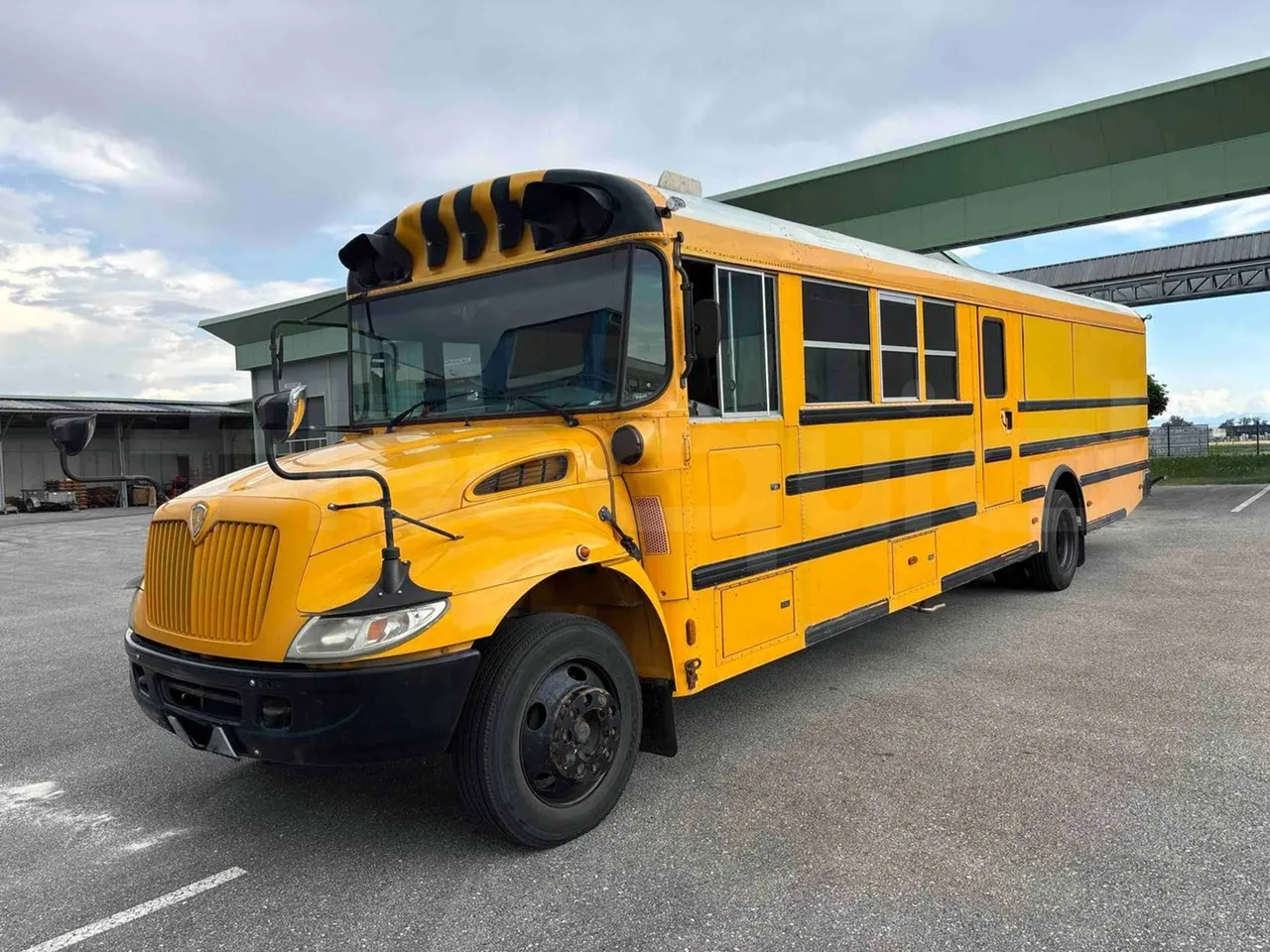 International PB10500 - 3/4 front left