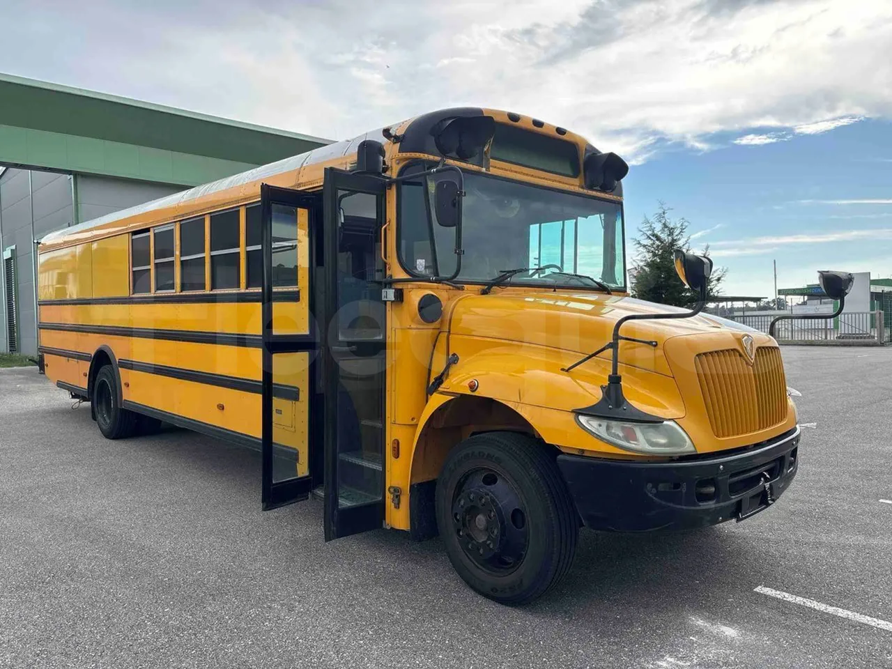 International PB10500 - 3/4 right front doors open