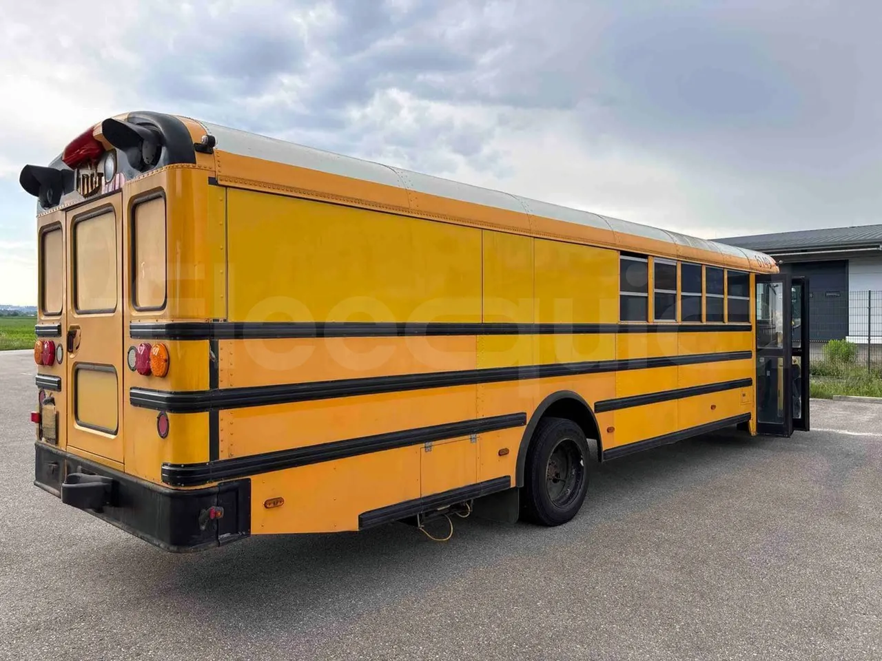 International PB10500 - 3/4 right rear doors open