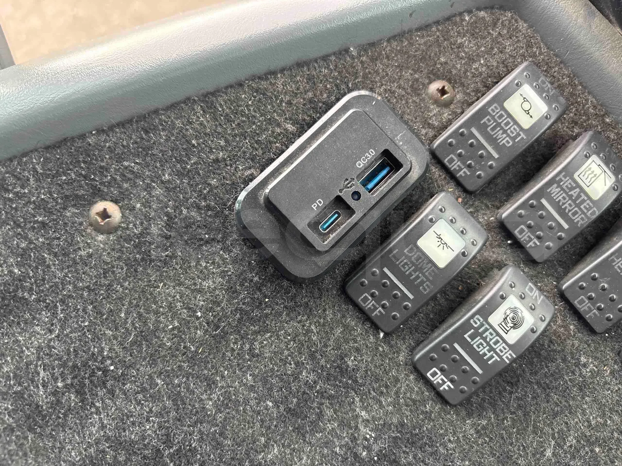 International PB10500 - usb charging detail