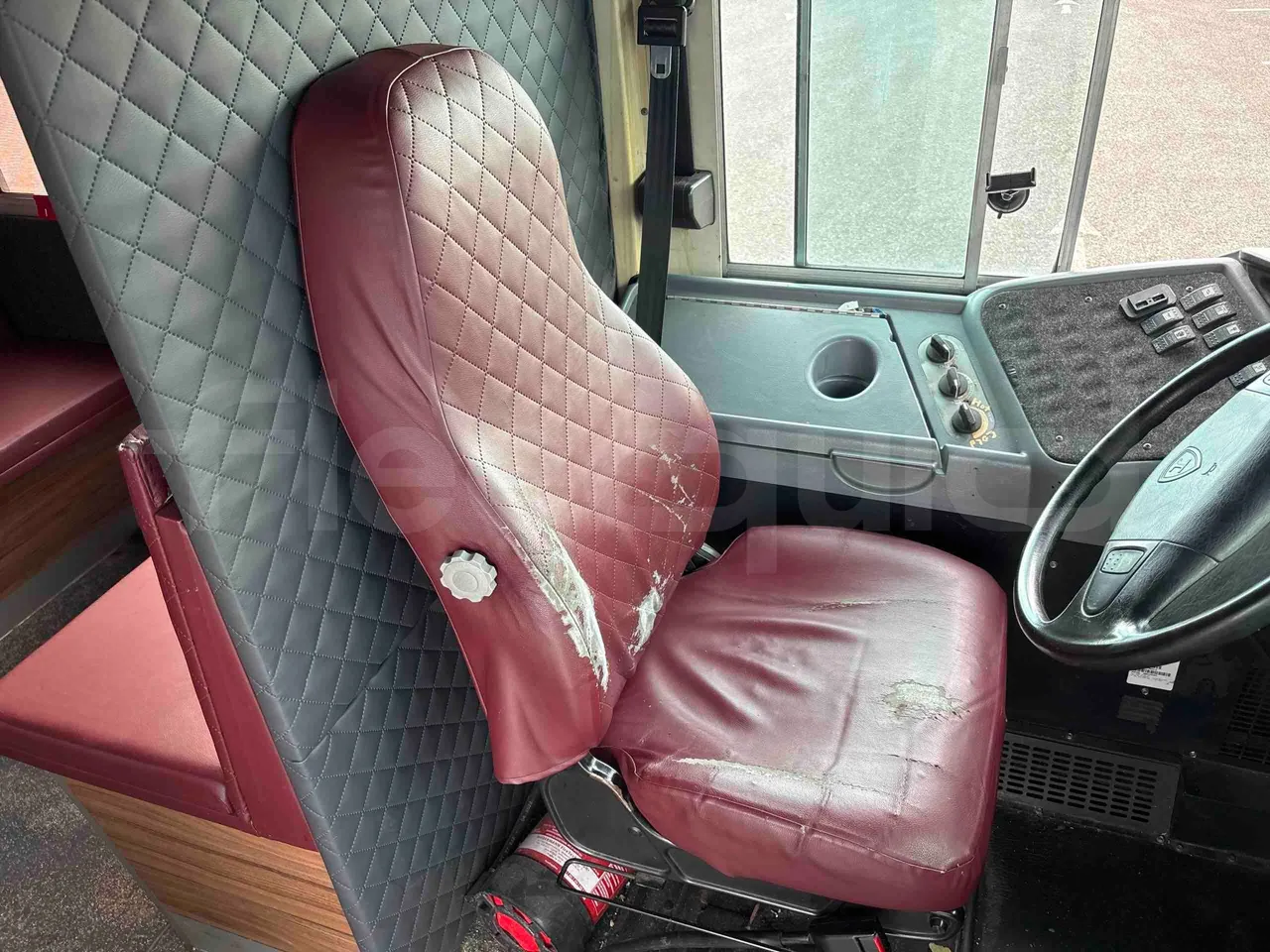 International PB10500 - driver's seat photo