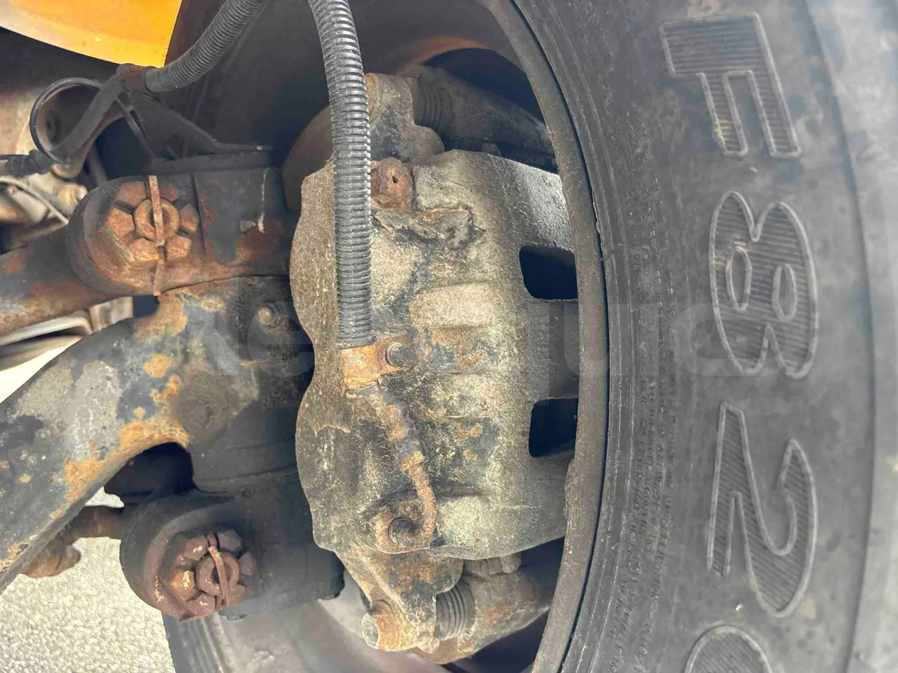 International PB10500 - front brake calipers left