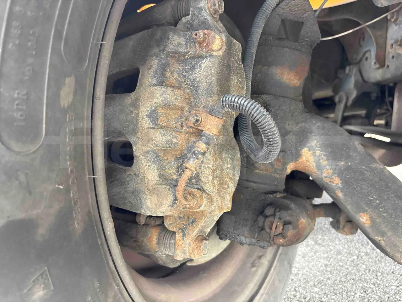 International PB10500 - front brake calipers right