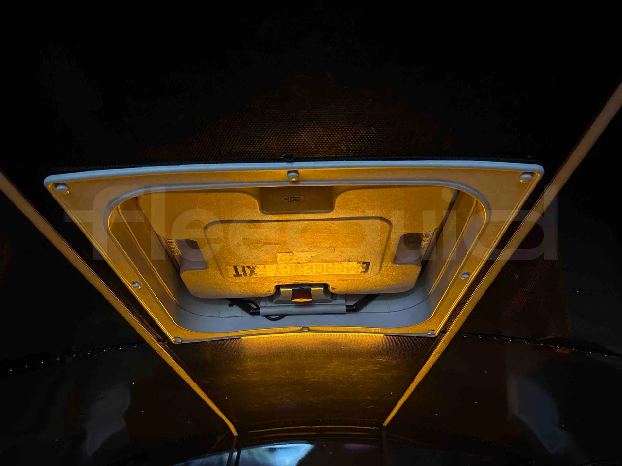 International PB10500 - roof hatch 2