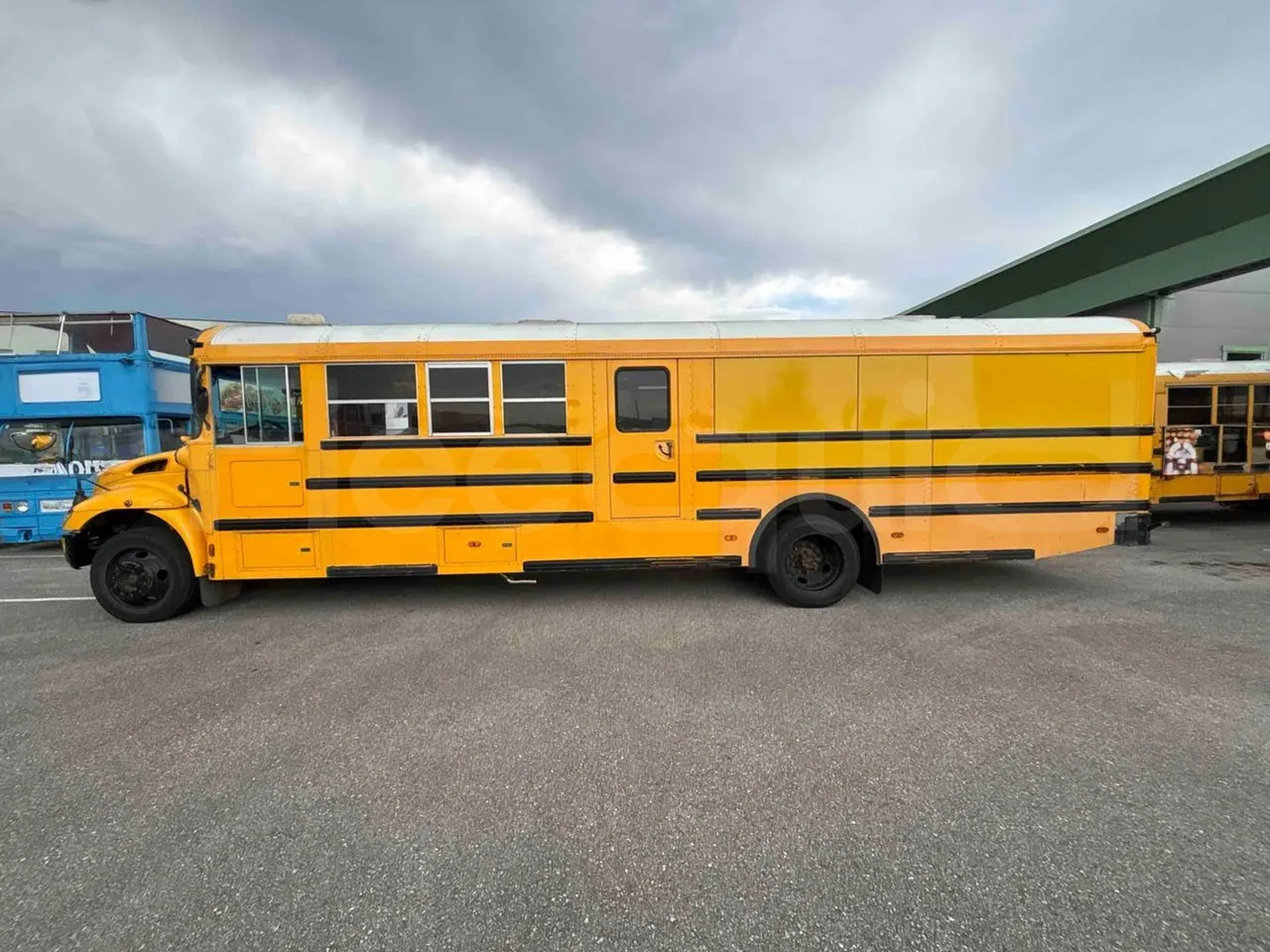 International PB10500 - left side photo