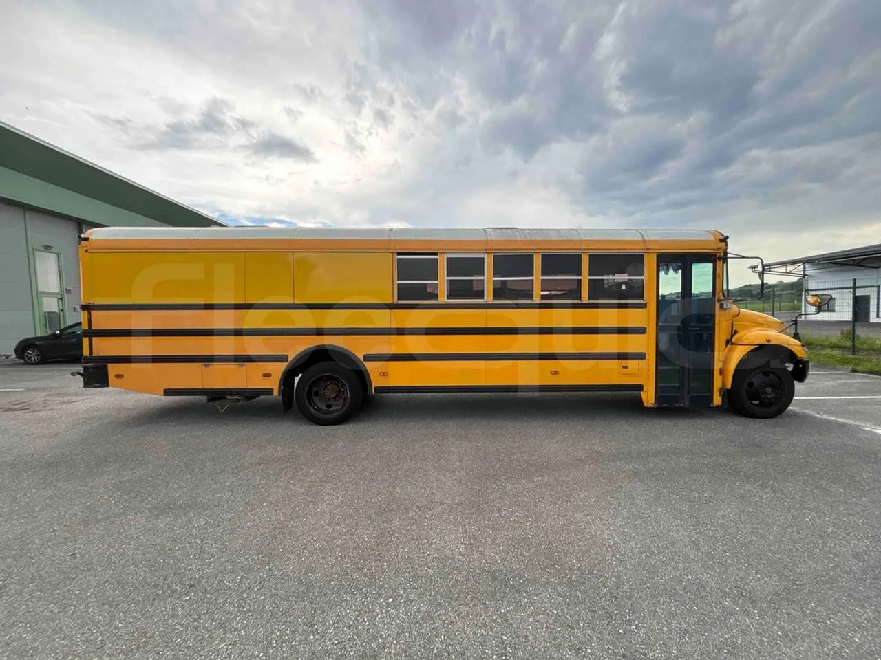 International PB10500 - right side doors closed