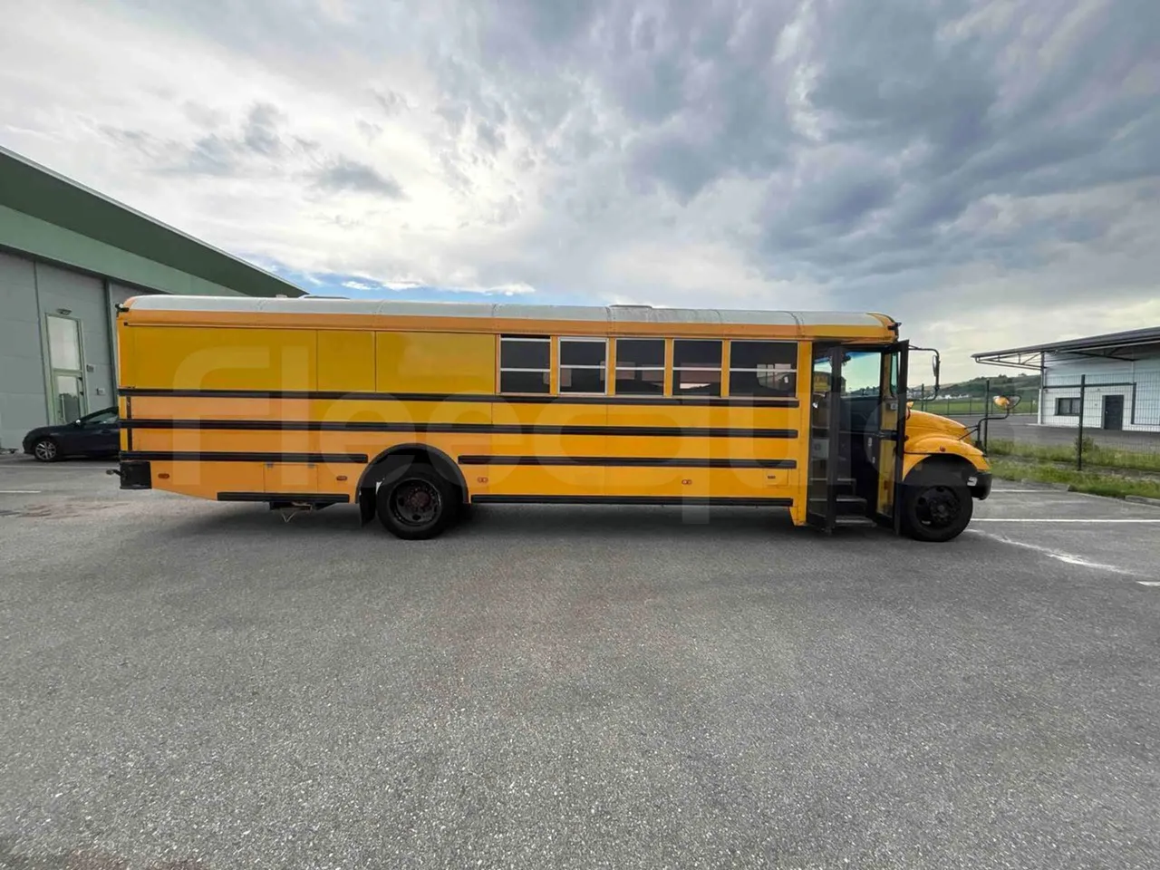 International PB10500 - right side doors open