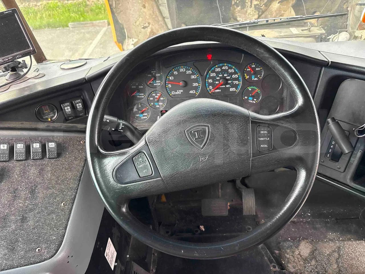 International PB10500 - steering wheel photo