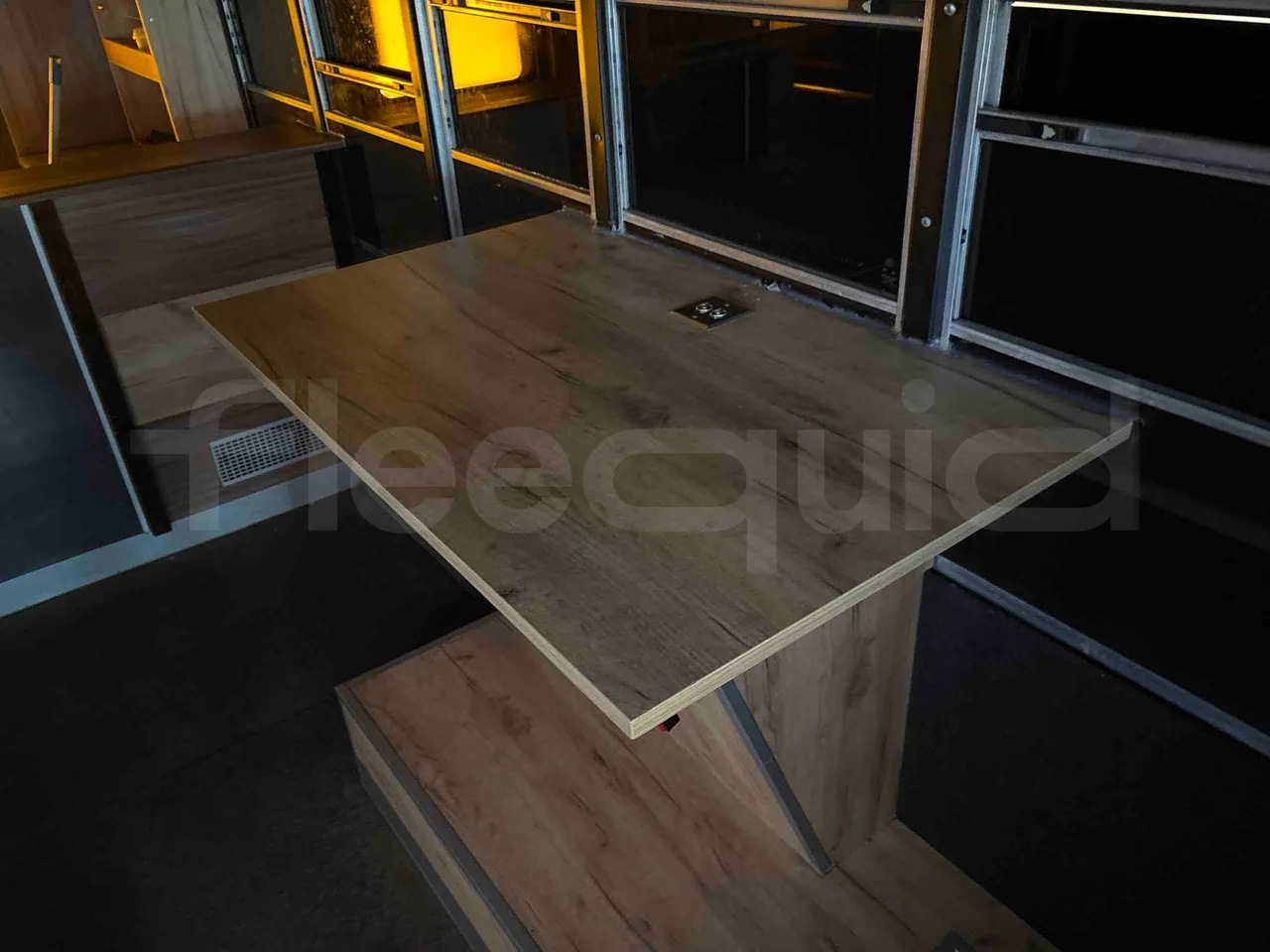 International PB10500 - table detail photo