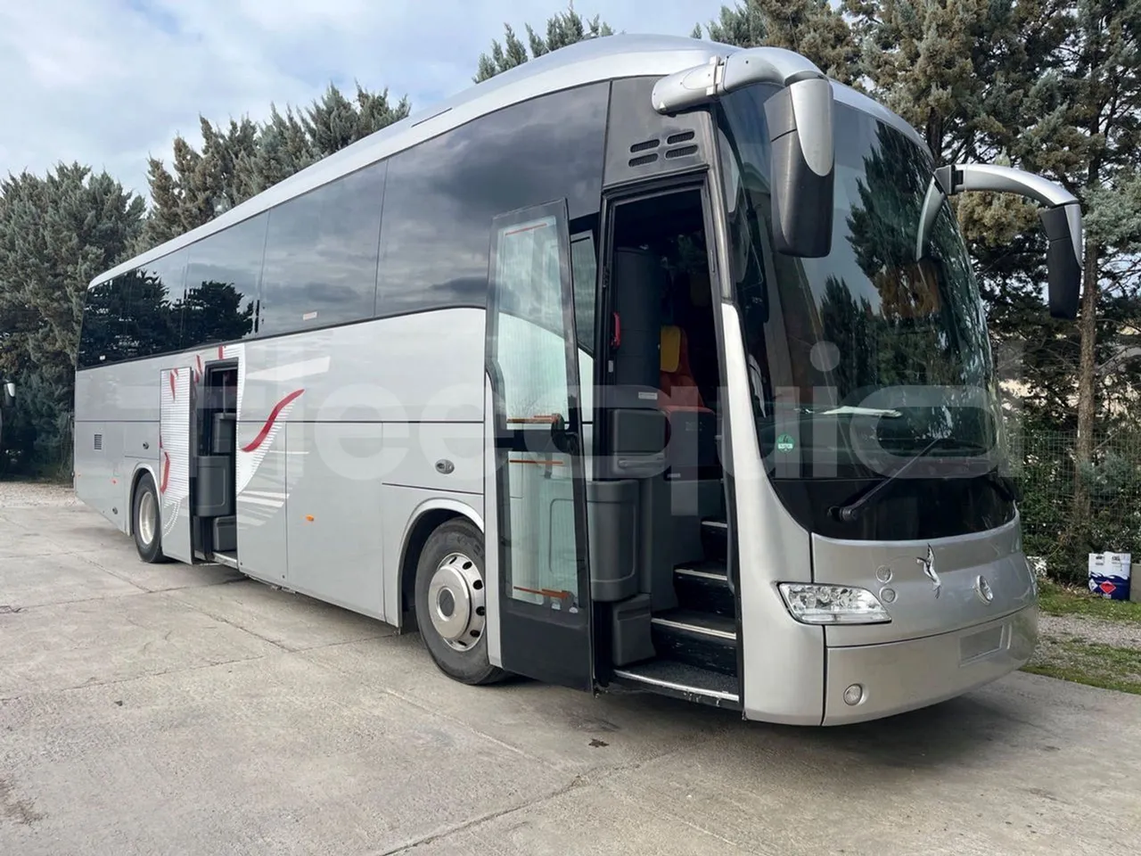 Irisbus 397E.12 397E.12 - Euro5 - 331kW -  12.410mt - 3/4 right front doors open