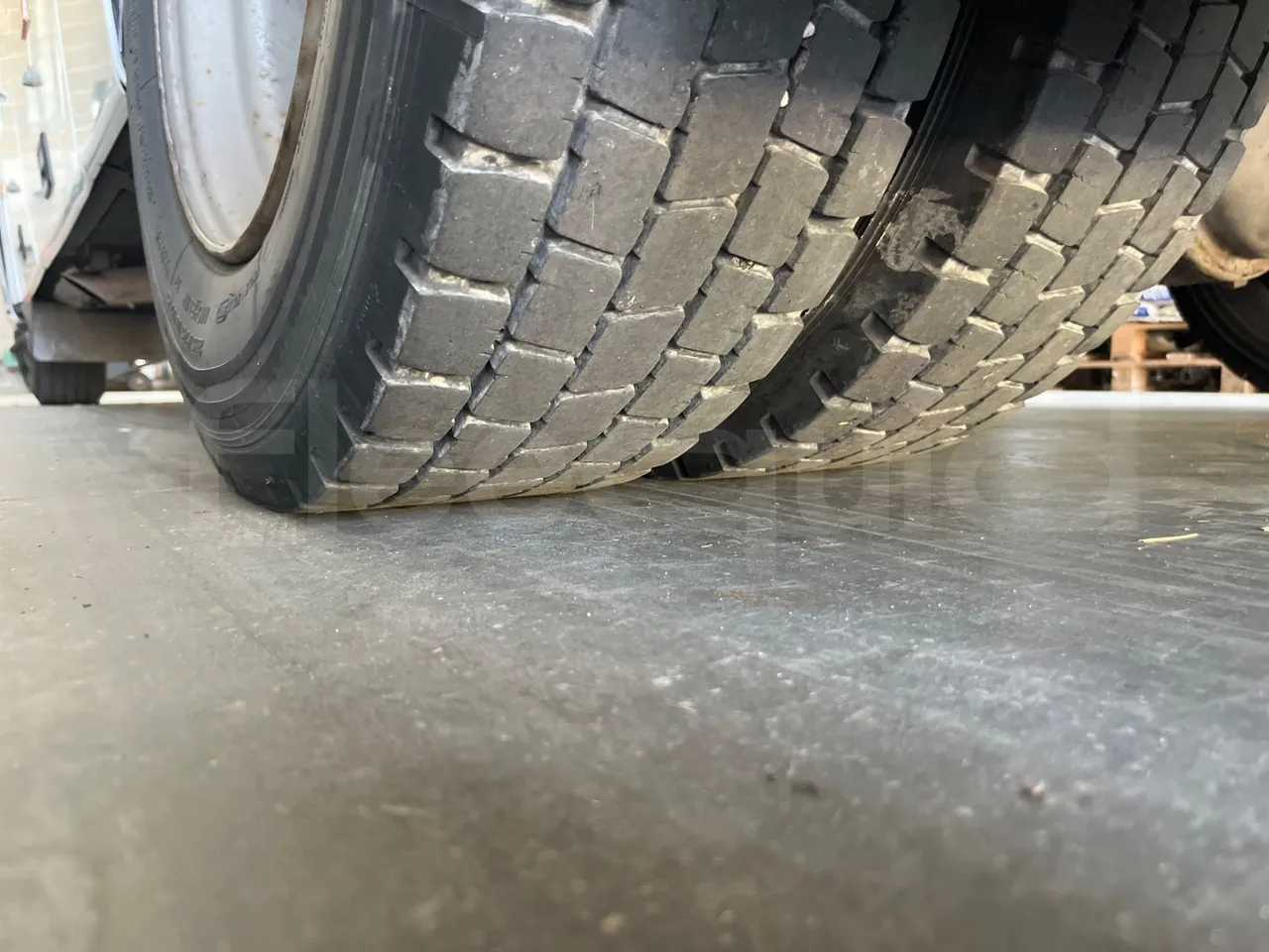 Otokar Navigo F185X31 - EUR4 - 130.45kW - 7.721m - tread condition second axle tires left