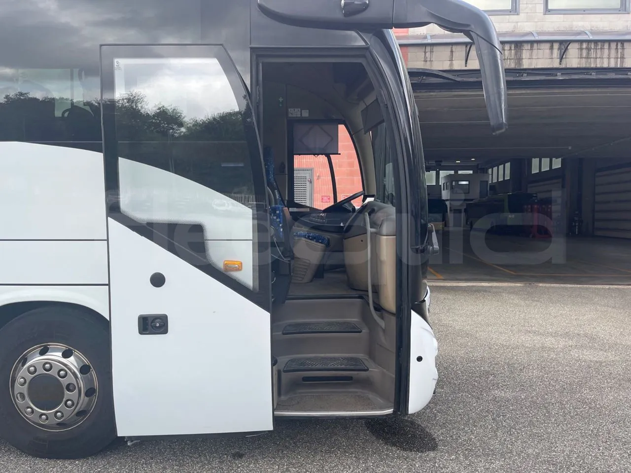Iveco Magelys SFR2XX - Euro6 - 12,83m - 294kw - front door 1 open