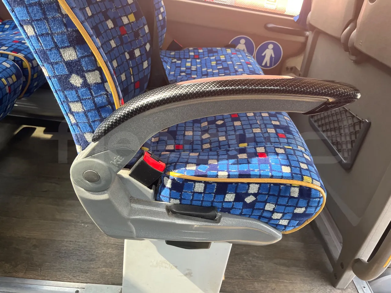 Iveco Magelys SFR2XX - Euro6 - 12,83m - 294kw - armrest detail photo