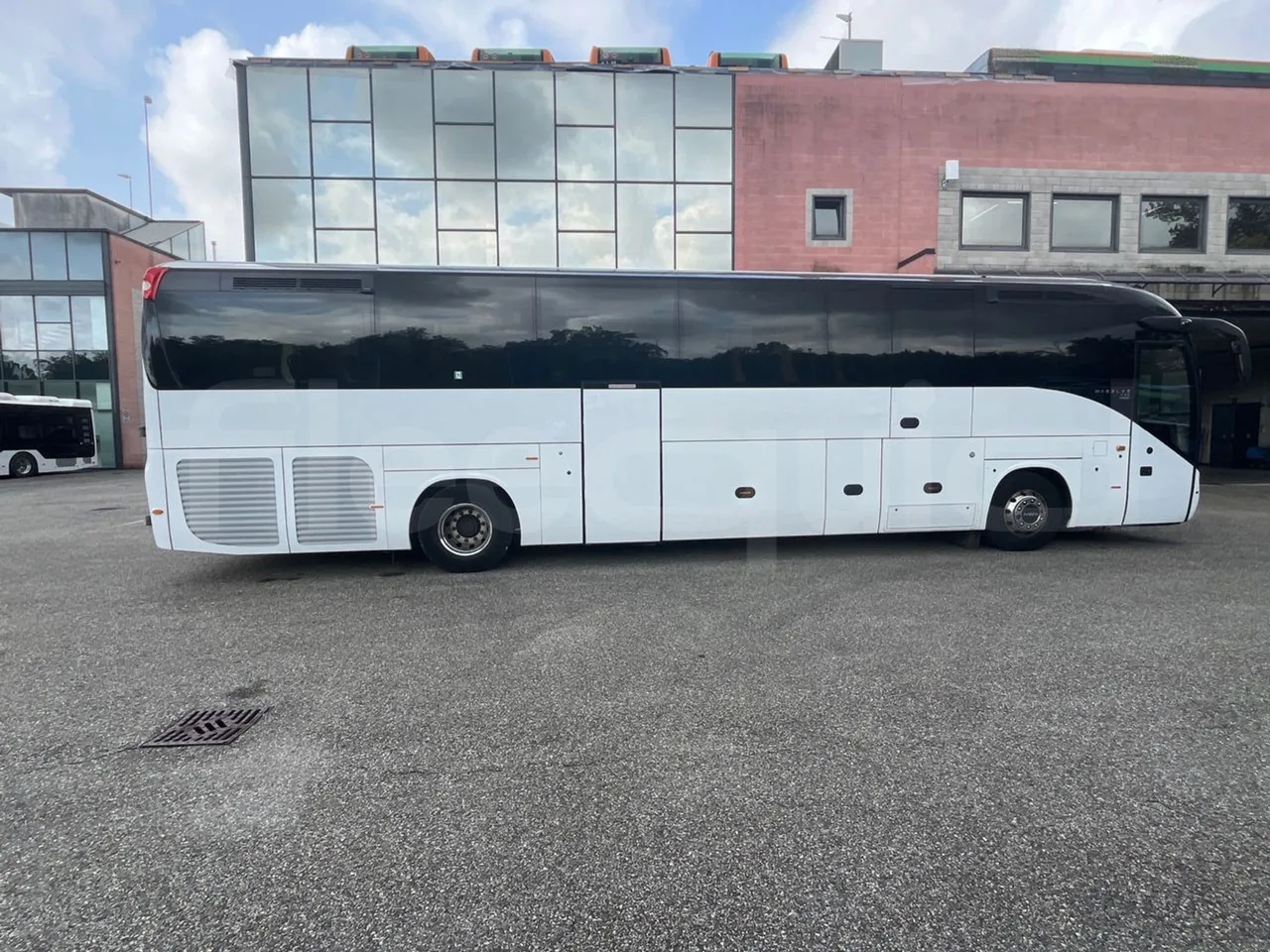 Iveco Magelys SFR2XX - Euro6 - 12,83m - 294kw - right side doors closed
