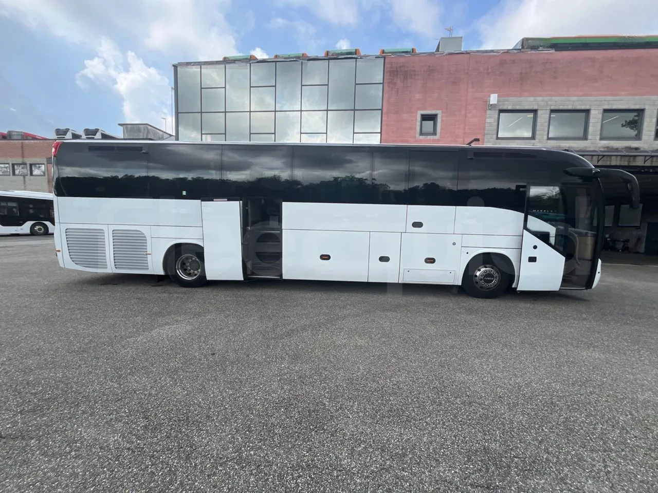 Iveco Magelys SFR2XX - Euro6 - 12,83m - 294kw - right side doors open
