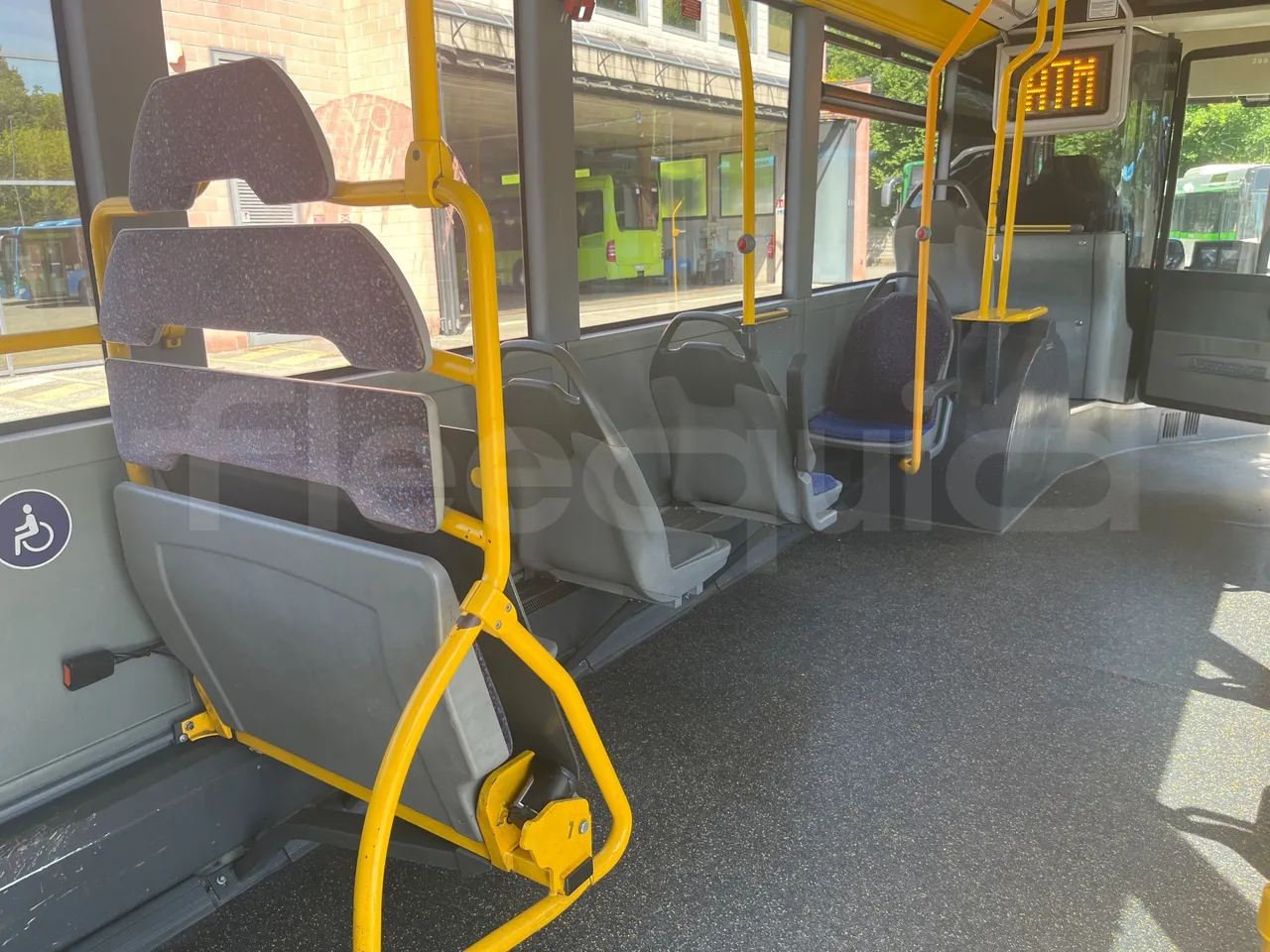 Mercedes-Benz Citaro G - usb charging detail