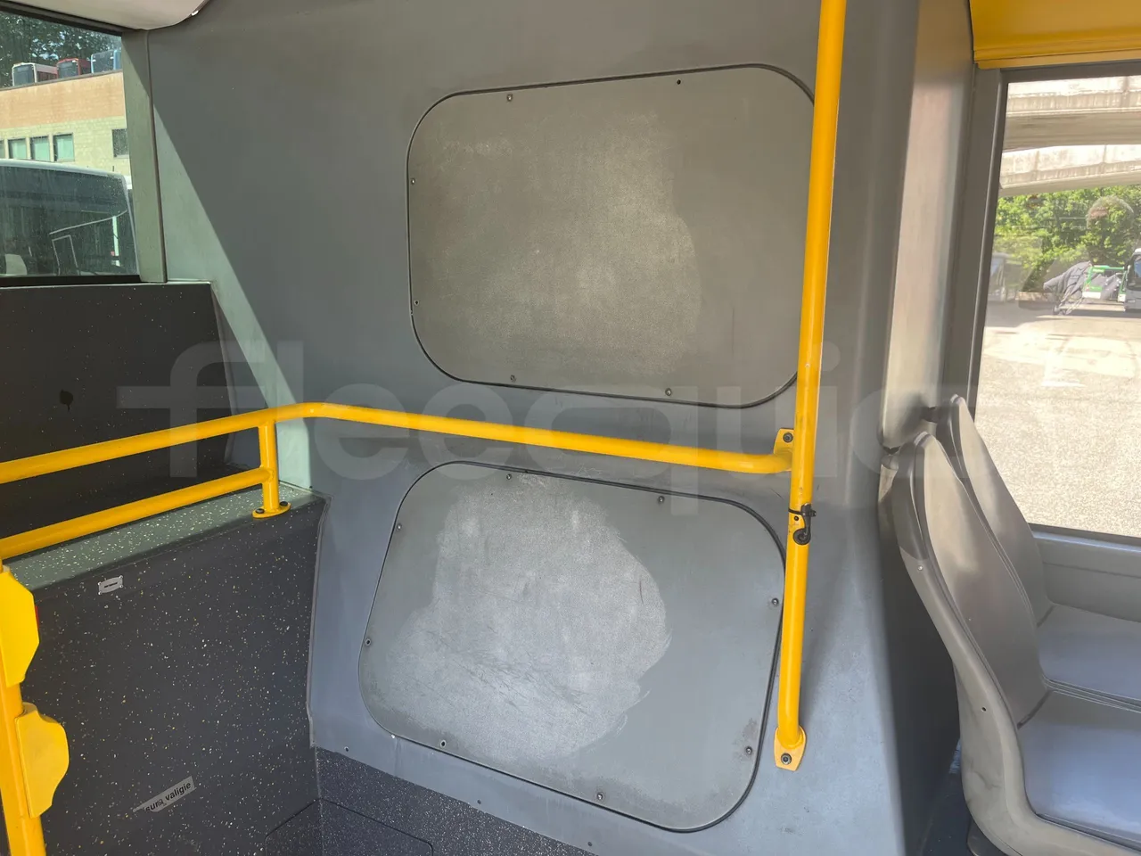Mercedes-Benz Citaro G - floor hatches photo