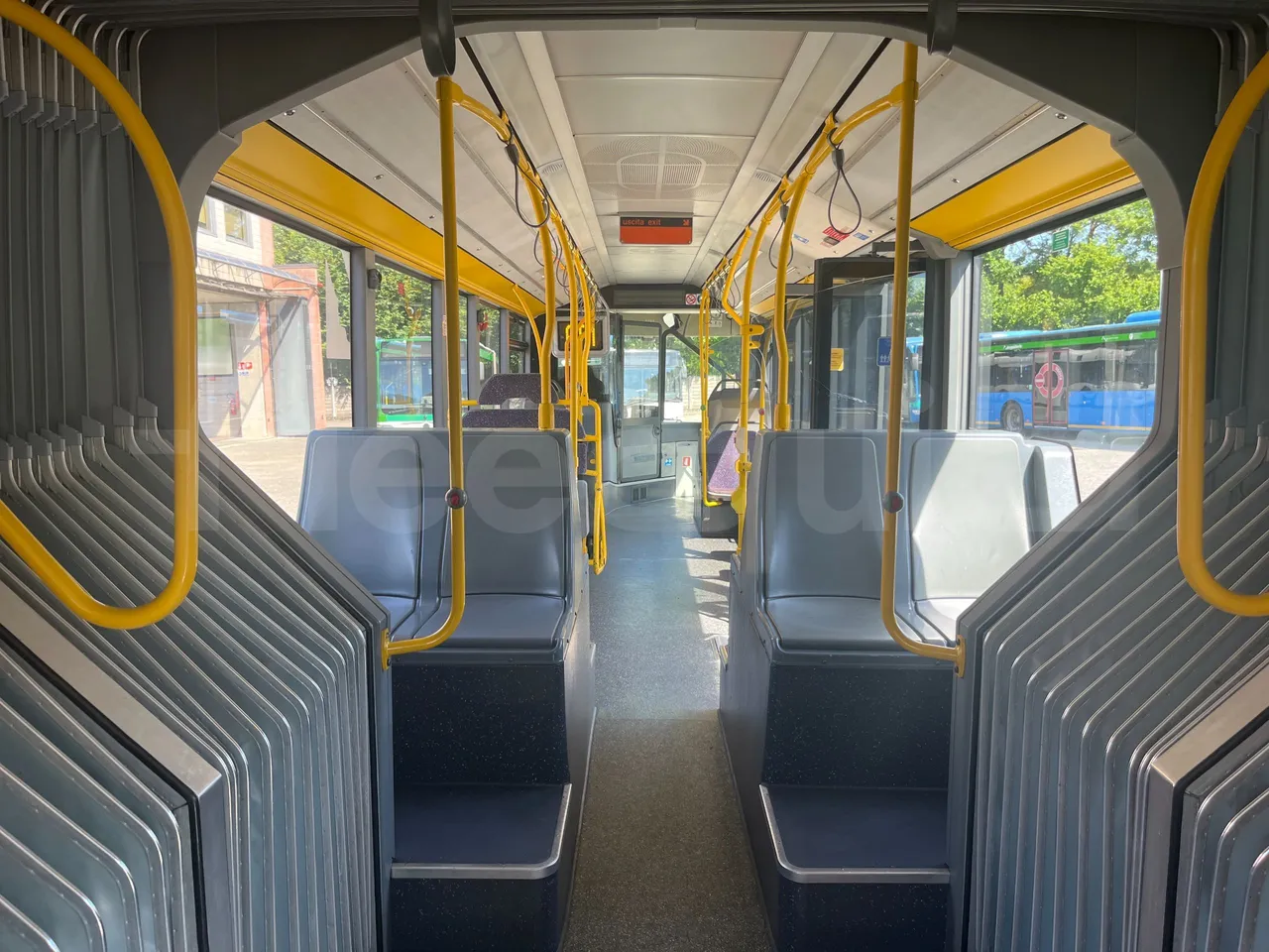 Mercedes-Benz Citaro G - forward view middle aisle