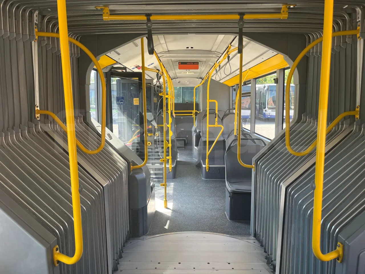 Mercedes-Benz Citaro G - reverse view middle aisle