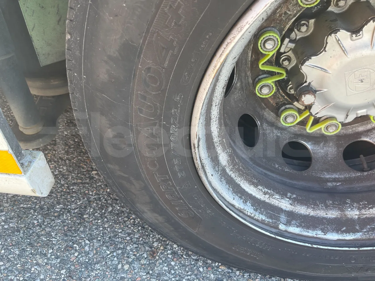 Mercedes-Benz Citaro G - tread condition front tires left