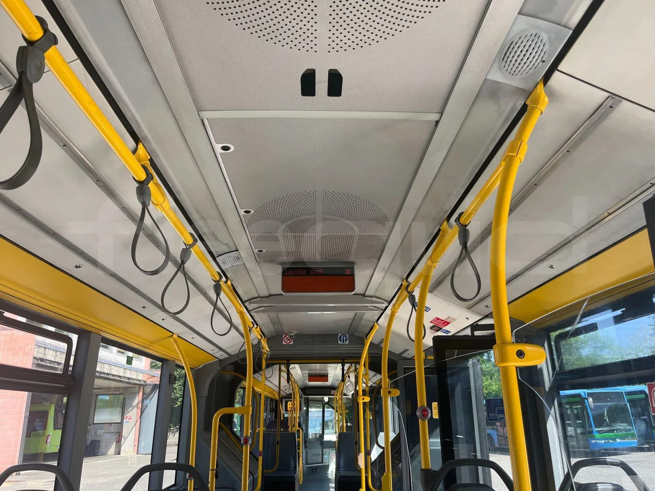 Mercedes-Benz Citaro G - overhead compartments photo