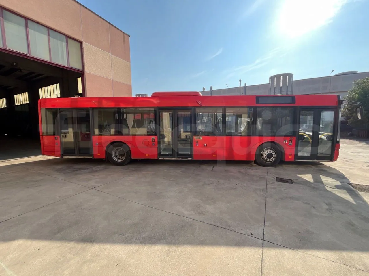 Solaris Urbino 12 - Euro6 - 240kW - 12mt - right side doors closed
