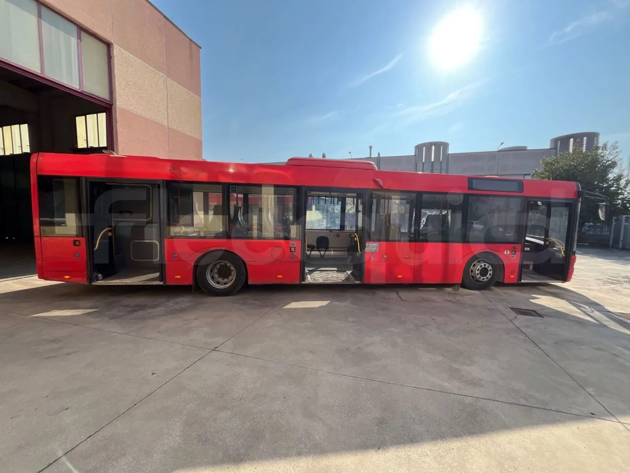 Solaris Urbino 12 - Euro6 - 240kW - 12mt - right side doors open