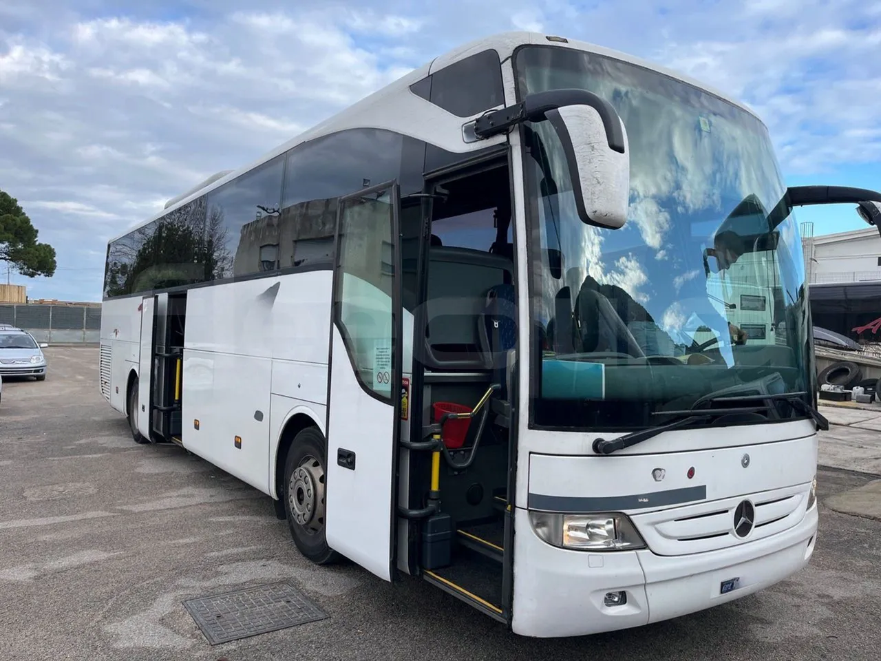 Mercedes-Benz Tourismo 15 RHD - Euro5 - 300kW - 12.140mt - 3/4 right front doors open