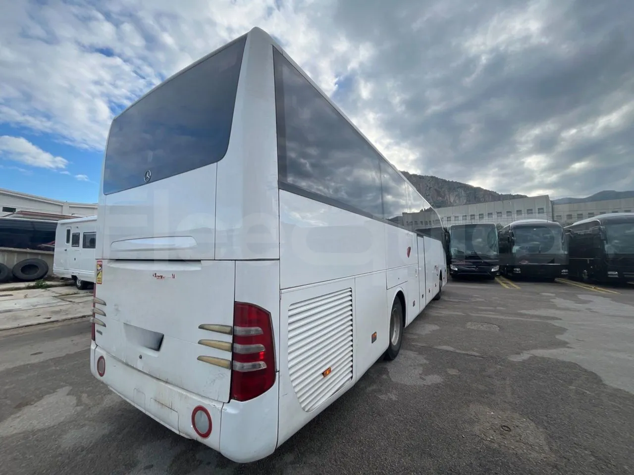 Mercedes-Benz Tourismo 15 RHD - Euro5 - 300kW - 12.140mt - 3/4 right rear doors closed