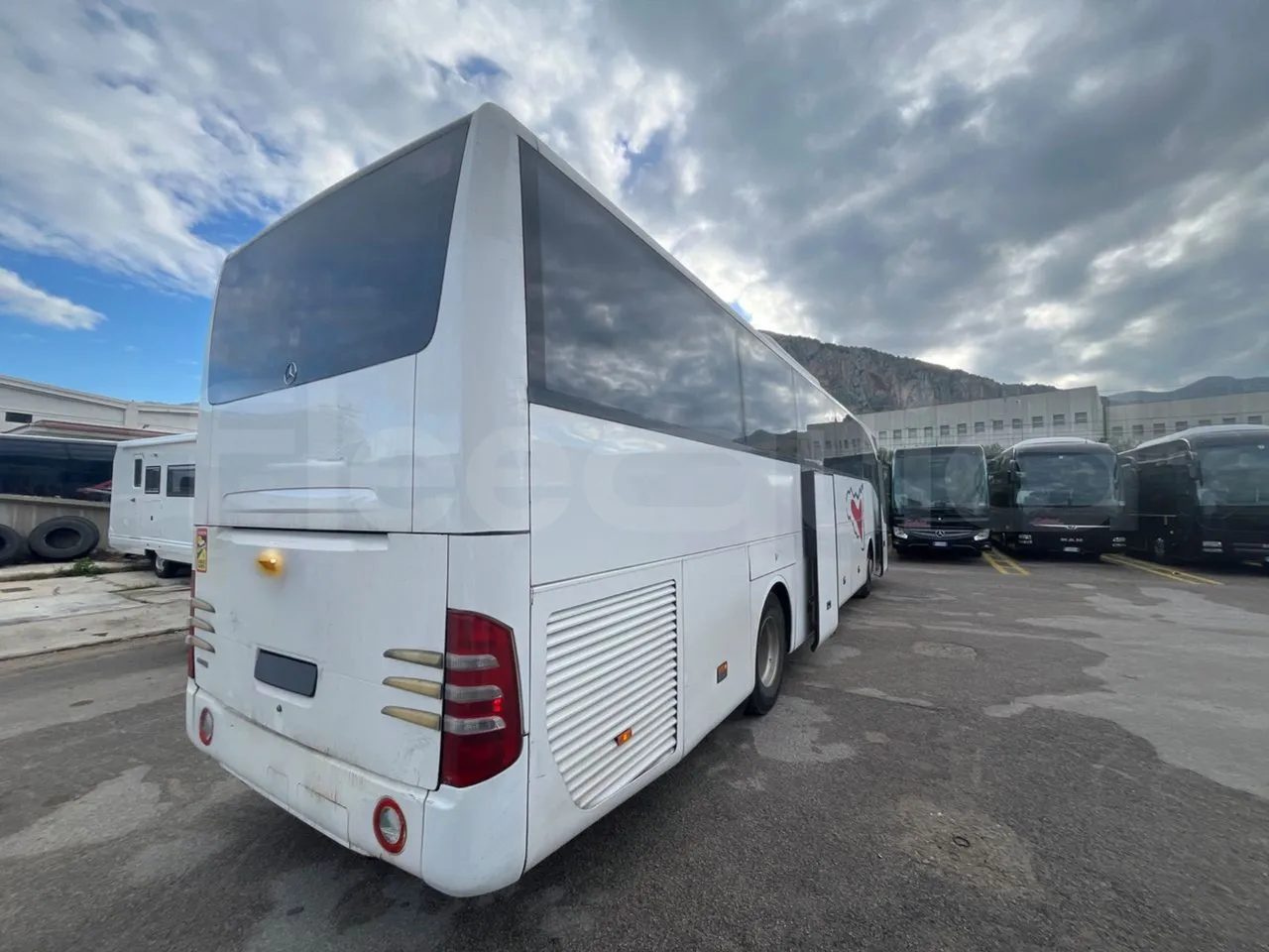 Mercedes-Benz Tourismo 15 RHD - Euro5 - 300kW - 12.140mt - 3/4 right rear doors open