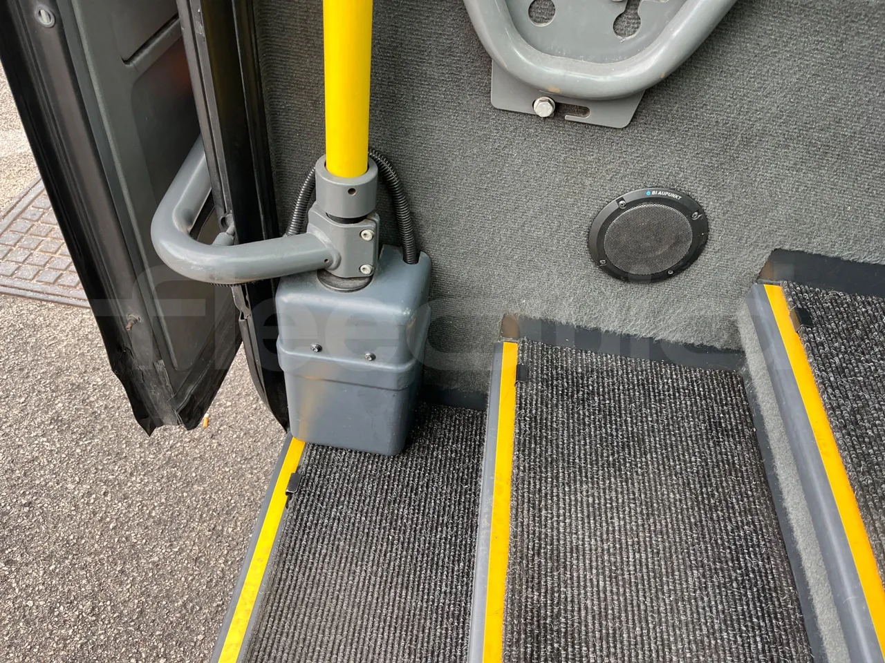 Mercedes-Benz Tourismo 15 RHD - Euro5 - 300kW - 12.140mt - door mechanism photo