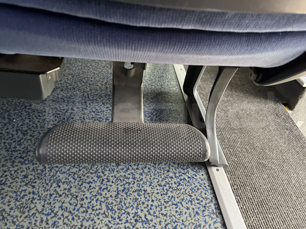 Mercedes-Benz Tourismo 15 RHD - Euro5 - 300kW - 12.140mt - footrest detail photo