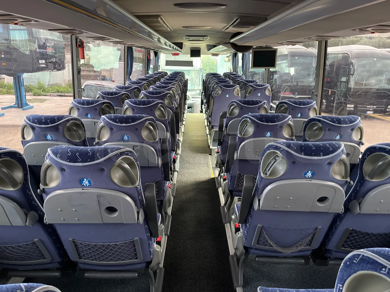 Mercedes-Benz Tourismo 15 RHD - Euro5 - 300kW - 12.140mt - forward view middle aisle