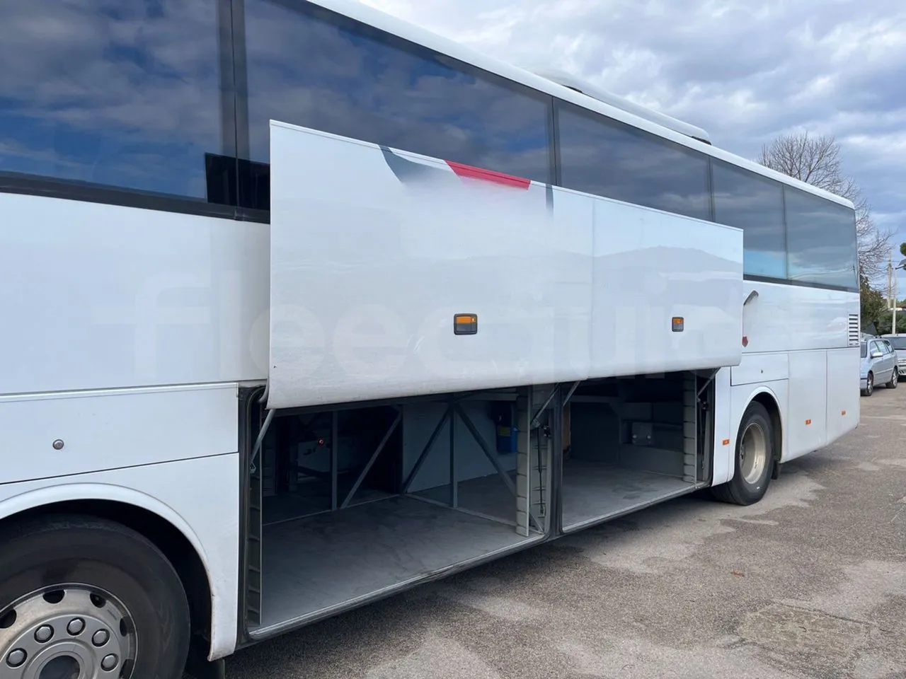 Mercedes-Benz Tourismo 15 RHD - Euro5 - 300kW - 12.140mt - luggage rack photo