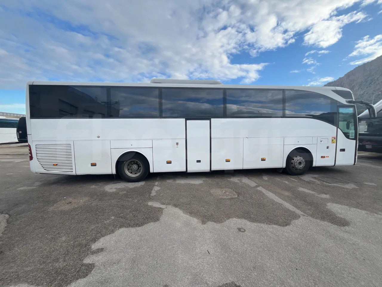 Mercedes-Benz Tourismo 15 RHD - Euro5 - 300kW - 12.140mt - right side doors closed