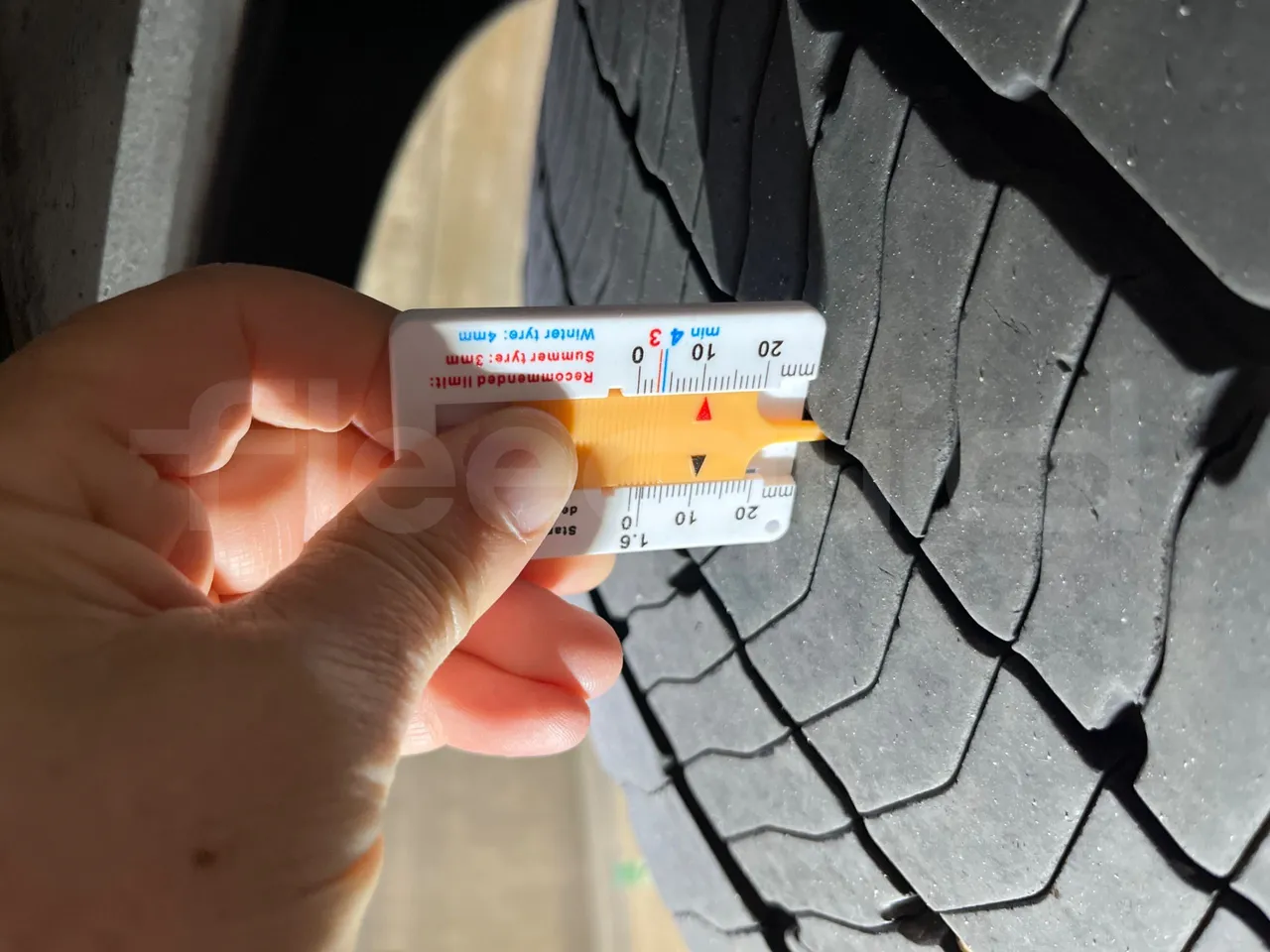 Vdl Futura FDD2 - EUR6 - 390kW - 14.145m - tread condition front tires left