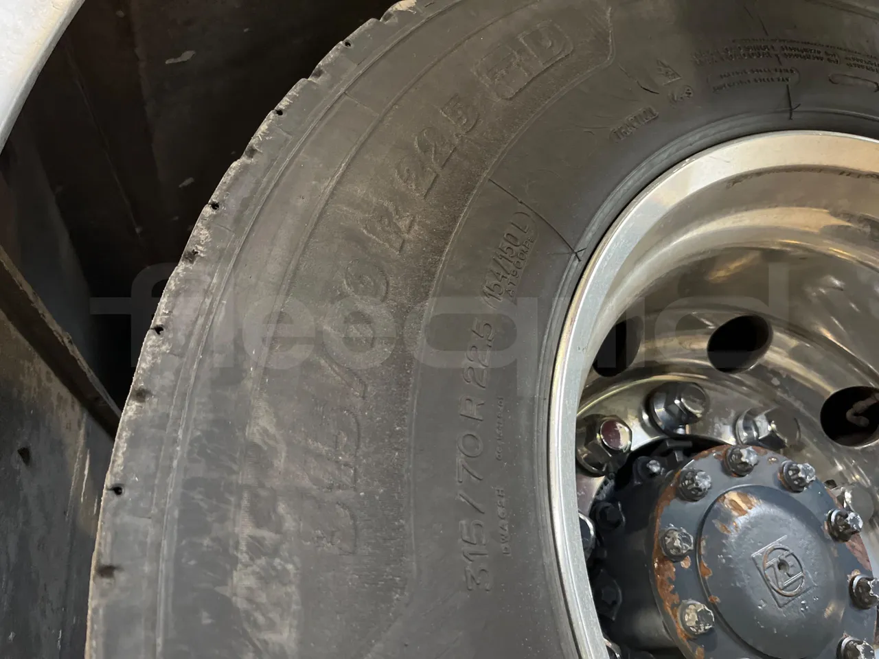 Vdl Futura FDD2 - EUR6 - 390kW - 14.145m - tread condition front tires right