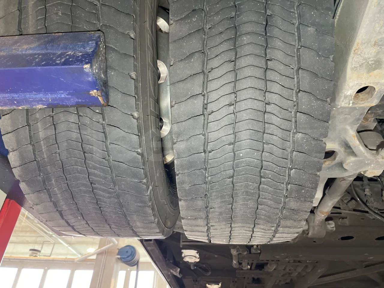 Vdl Futura FDD2 - EUR6 - 390kW - 14.145m - tread condition third axle tires left